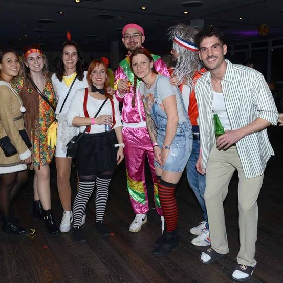 Bild enthält, Urban, Adult, Female, Person, Woman, Male, Man, Jeans, Shoe, People