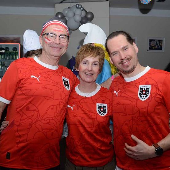 Bild enthält, T-Shirt, People, Person, Shirt, Adult, Male, Man, Face, Cap, Costume