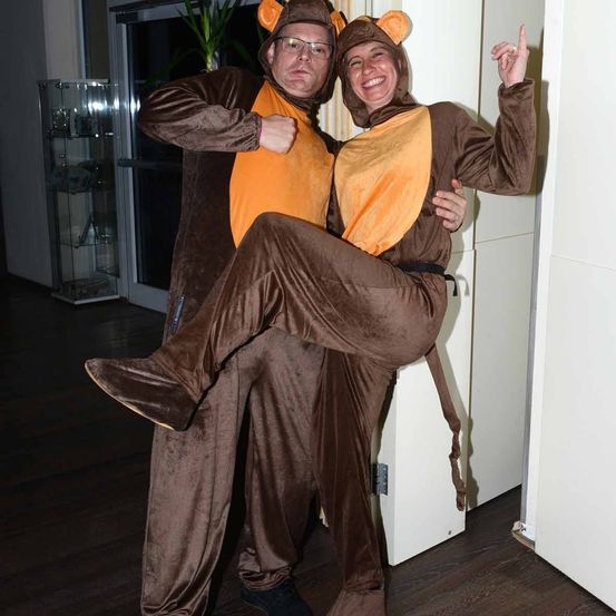 Bild enthält, Costume, Person, Photography, Portrait, Potted Plant, Pants, People, Floor, Flooring, Wood