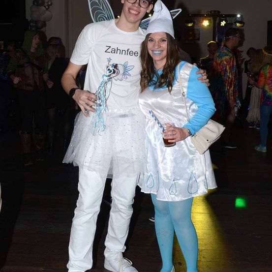 Bild enthält, Costume, Photography, Portrait, Pants, Shoe, People, Dress, Coat, Urban, Hat