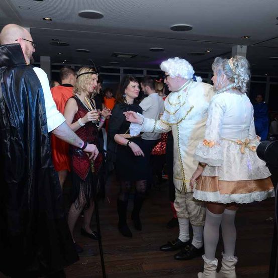 Bild enthält, Costume, Person, Adult, Bride, Female, Woman, Coat, People, Shoe, Face