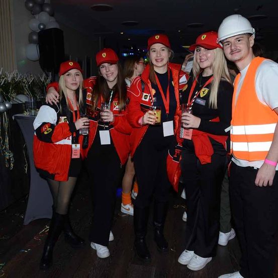 Bild enthält, Hardhat, People, Person, Baseball Cap, Adult, Male, Man, Female, Woman, Coat