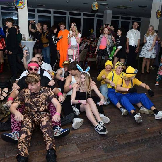 Bild enthält, People, Person, Urban, Shoe, Adult, Male, Man, Pants, Face, Crowd