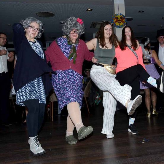 Bild enthält, People, Person, Dancing, Adult, Female, Woman, Male, Man, Shoe, Face