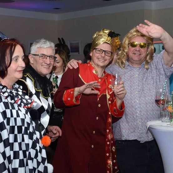 Bild enthält, Sunglasses, Adult, Female, Person, Woman, Bride, Fun, Party, Face, People