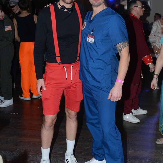 Bild enthält, Shoe, Pants, Shorts, Adult, Male, Man, Person, Sneaker, Face, Urban