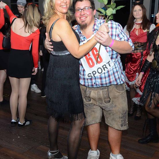 Bild enthält, Shorts, Shoe, People, Person, Urban, Pants, Skirt, Portrait, Adult, Woman