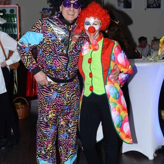 Bild enthält, Accessories, Sunglasses, Adult, Male, Man, Person, Hair, Face, Coat, Festival