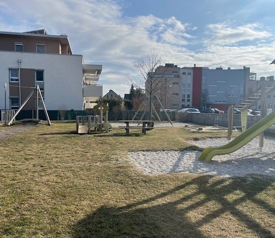 Bild enthält, Outdoor Play Area, Outdoors, Play Area, Grass, Plant, Car, Transportation, Vehicle, Bench, Furniture