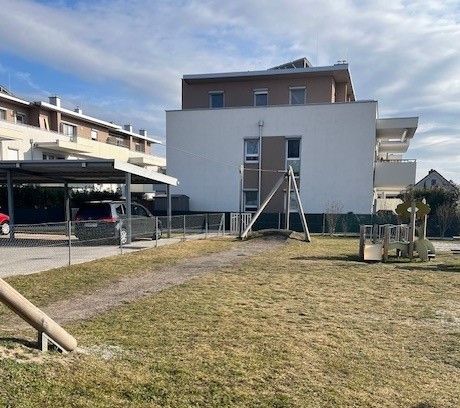 Bild enthält, Play Area, Outdoor Play Area, Outdoors, Car, Transportation, Vehicle