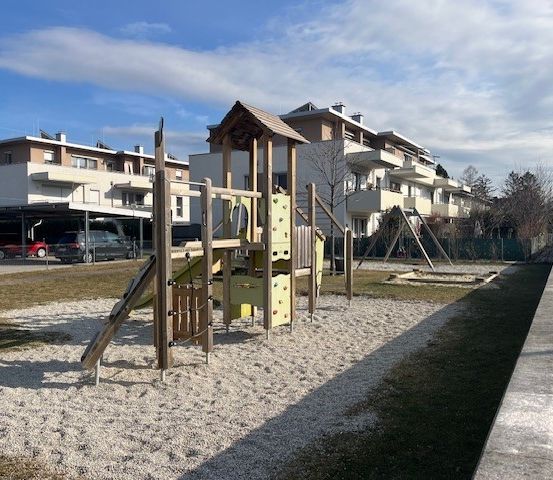 Bild enthält, Outdoor Play Area, Outdoors, Play Area, Neighborhood, Machine, Wheel, Car, Transportation, Vehicle