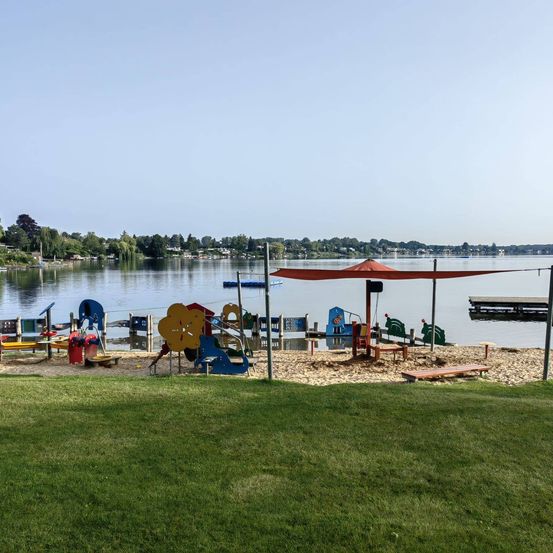 Bild enthält, Nature, Outdoors, Scenery, Lakefront, Person, Bench, Furniture