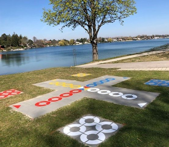 Bild enthält, Nature, Outdoors, Scenery, Lakefront, Grass, Plant, Text