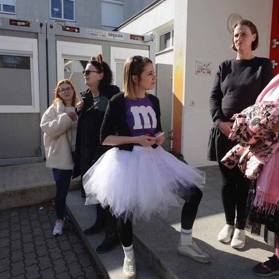 Bild enthält, People, Person, Adult, Female, Woman, Coat, Shoe, Advertisement, Face, Skirt