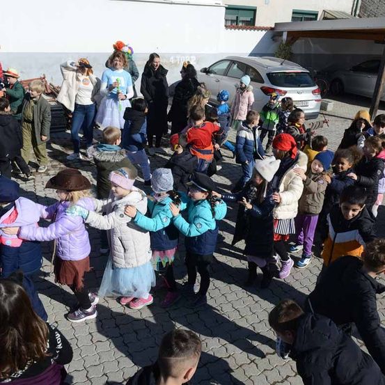 Bild enthält, People, Person, Child, Female, Girl, Adult, Male, Man, Jeans, Boy