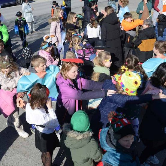 Bild enthält, People, Person, Child, Female, Girl, Adult, Woman, Face, Crowd, Shorts