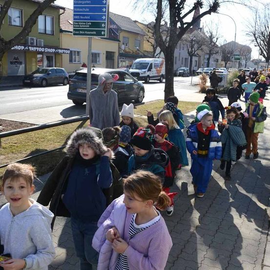 Bild enthält, Path, Sidewalk, Person, Walking, City, People, Street, Urban, Child, Girl