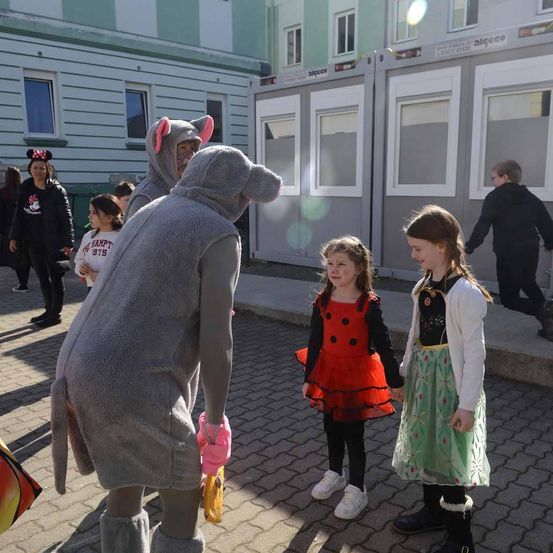 Bild enthält, People, Person, City, Street, Urban, Child, Female, Girl, Walking, Man