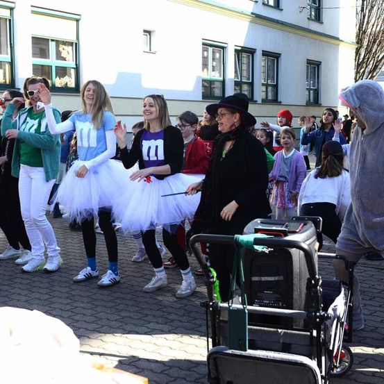 Bild enthält, People, Person, Female, Girl, Teen, Shoe, Furniture, Chair, Wheel, Urban