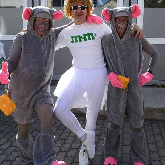 Bild enthält, Costume, Person, Glove, Sunglasses, Shoe, Adult, Female, Woman, Face, Portrait