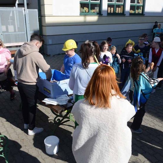 Bild enthält, People, Person, Adult, Female, Woman, Shoe, Urban, City, Helmet, Jacket