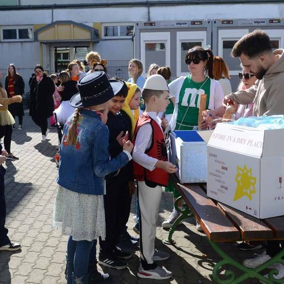 Bild enthält, Advertisement, Adult, Female, Person, Woman, Male, Man, Poster, Hat, Box