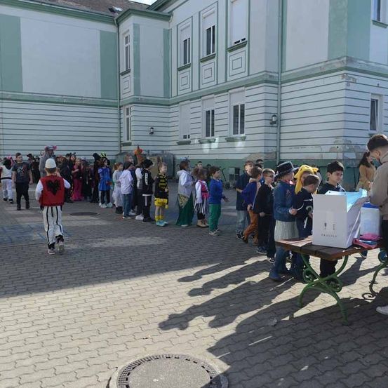 Bild enthält, People, Person, City, Adult, Male, Man, Urban, College, Crowd, Handbag