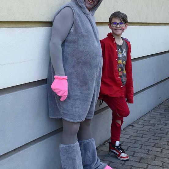 Bild enthält, Costume, Person, Portrait, Boy, Male, Teen, Glove, Shoe, Coat, Hoodie