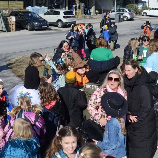 Bild enthält, Coat, Adult, Female, Person, Woman, People, Hat, Urban, Child, Girl