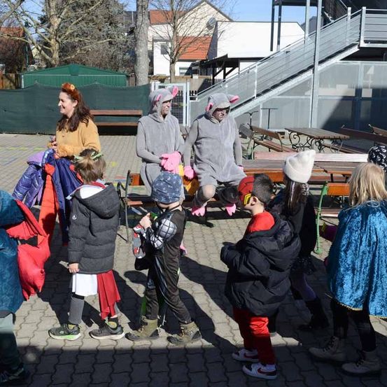 Bild enthält, People, Person, Coat, Child, Female, Girl, Adult, Woman, Boy, Male