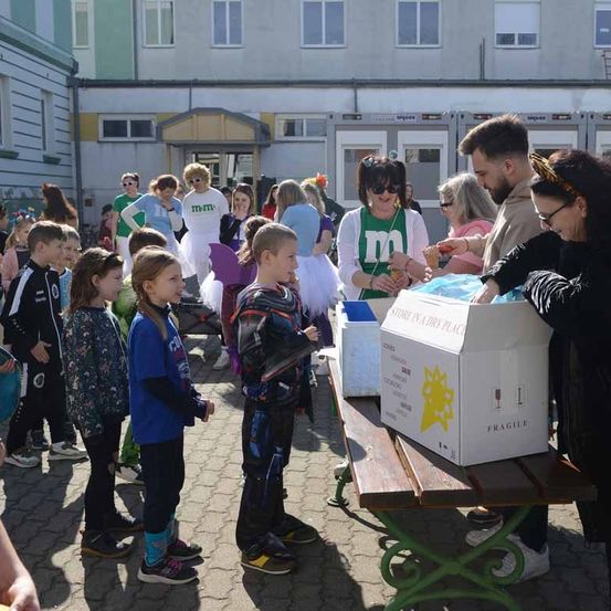 Bild enthält, People, Person, Adult, Female, Woman, Advertisement, Boy, Child, Male, Urban