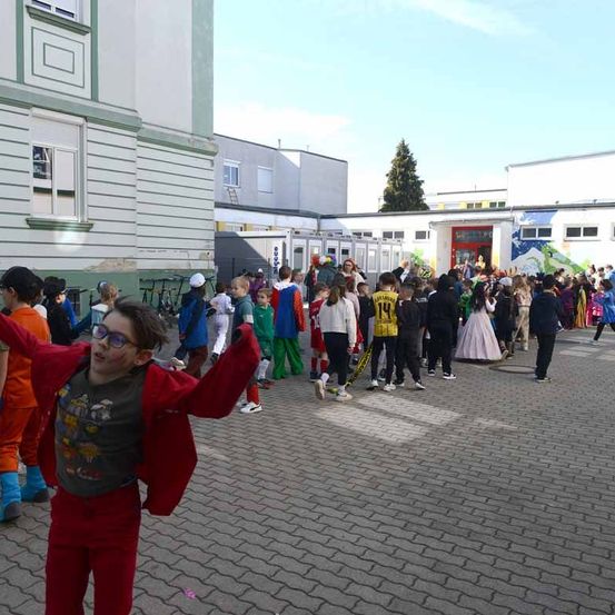 Bild enthält, People, Person, Walking, Flash Mob, Face, Head