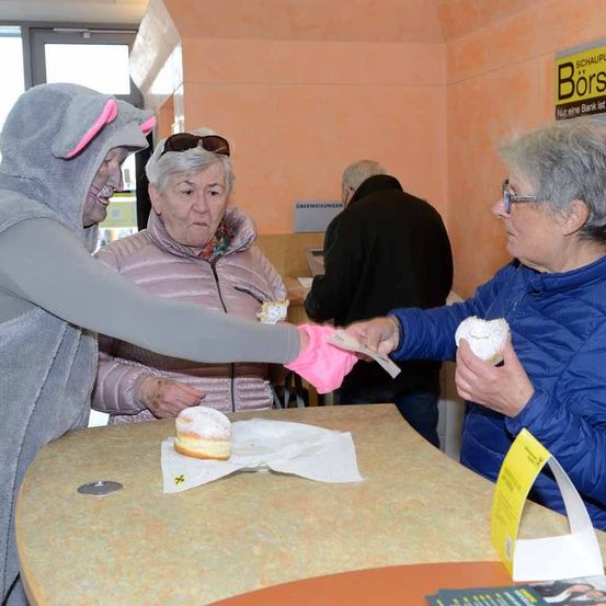 Bild enthält, People, Person, Adult, Female, Woman, Male, Man, Face, Head