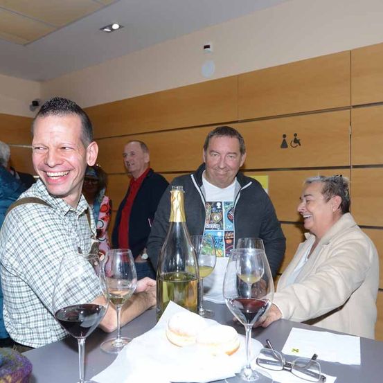 Bild enthält, Dining Table, Table, Adult, Male, Man, Person, Dining Room, Glass, Face, People