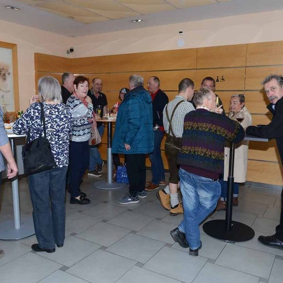 Bild enthält, Cafeteria, Pants, Adult, Male, Man, Person, Jeans, Female, Woman, Shoe