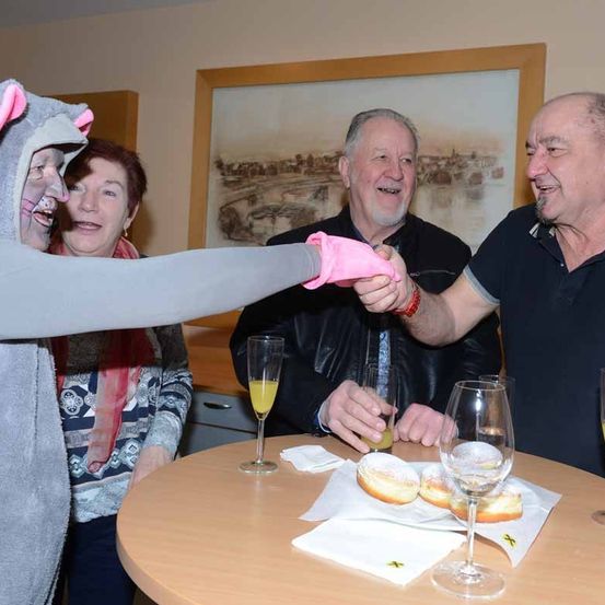 Bild enthält, Dining Table, Table, Dining Room, Adult, Male, Man, Person, Glass, Face, Baby