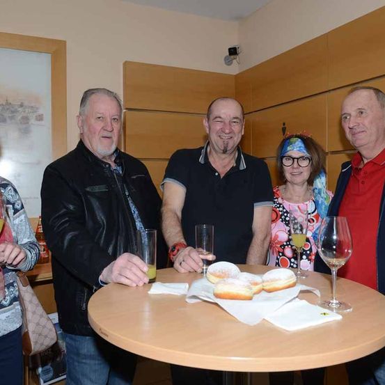 Bild enthält, Dining Room, Dining Table, Table, People, Person, Jacket, Adult, Male, Man, Woman