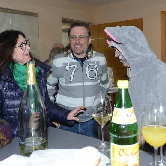 Bild enthält, Dining Table, Table, Dining Room, Coat, Jacket, Glass, Adult, Male, Man, Person