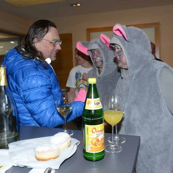 Bild enthält, Adult, Male, Man, Person, Child, Female, Girl, Beverage, Beer, Bottle