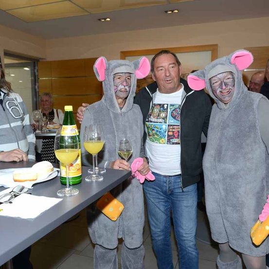 Bild enthält, Jeans, Pants, People, Person, Adult, Male, Man, Dining Table, Table, Dining Room