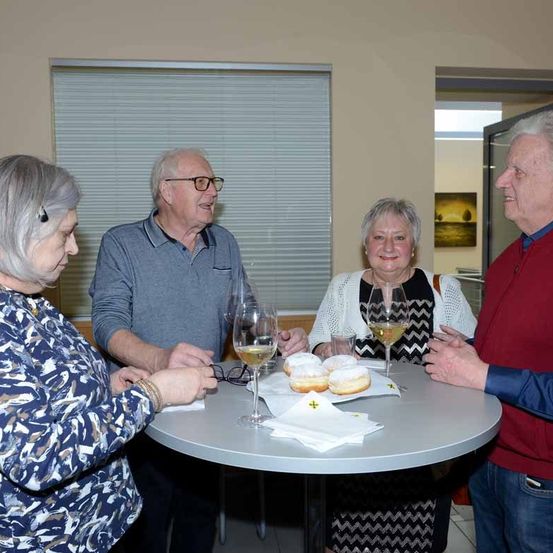 Bild enthält, Table, Adult, Female, Person, Woman, Dining Table, Male, Man, Dining Room, People