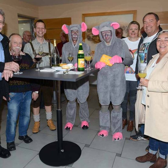 Bild enthält, Table, Dining Table, People, Person, Coat, Pants, Jeans, Dining Room, Adult, Man