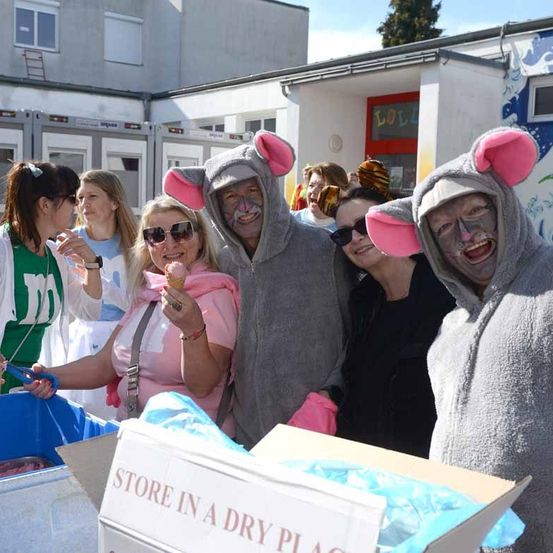 Bild enthält, Sunglasses, Adult, Female, Person, Woman, People, Shelter, Face, Head, Portrait