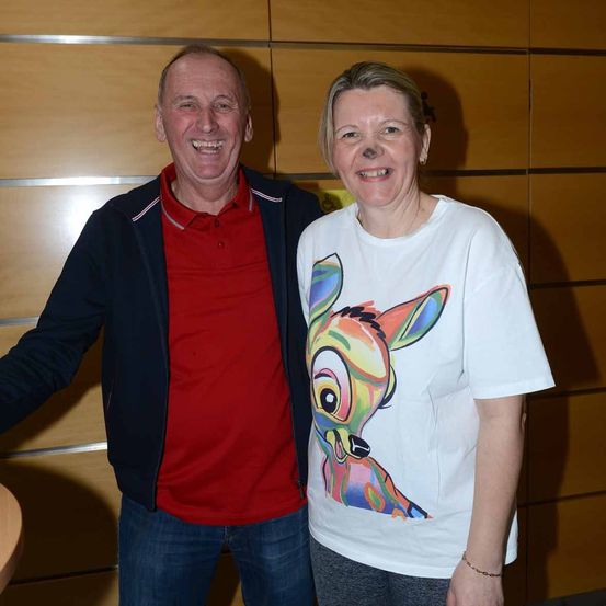 Bild enthält, Pants, T-Shirt, Jeans, Person, Portrait, Jacket, Shirt, Blouse, Adult, Man