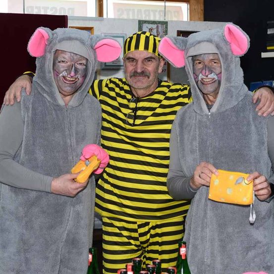 Bild enthält, Clothing, Costume, Person, Face, Head, Photography, Portrait, Accessories, Wallet, Festival