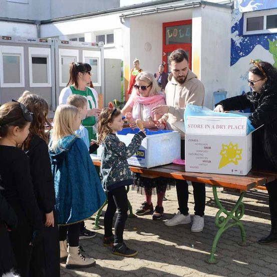 Bild enthält, People, Person, Adult, Female, Woman, Male, Man, Shoe, Advertisement, Face