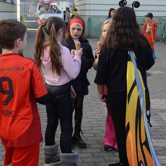 Bild enthält, People, Person, Adult, Female, Woman, Conversation, Boy, Child, Male, Street