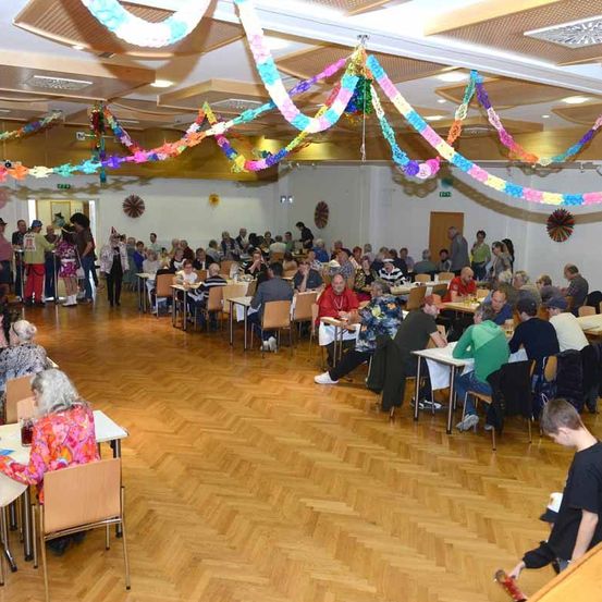 Bild enthält, Indoors, Restaurant, People, Person, Cafeteria, Building, Female, Girl, Teen, Man