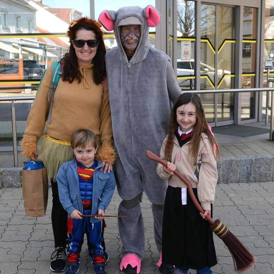 Bild enthält, People, Person, Sunglasses, Pants, Boy, Child, Male, Portrait, Female, Girl