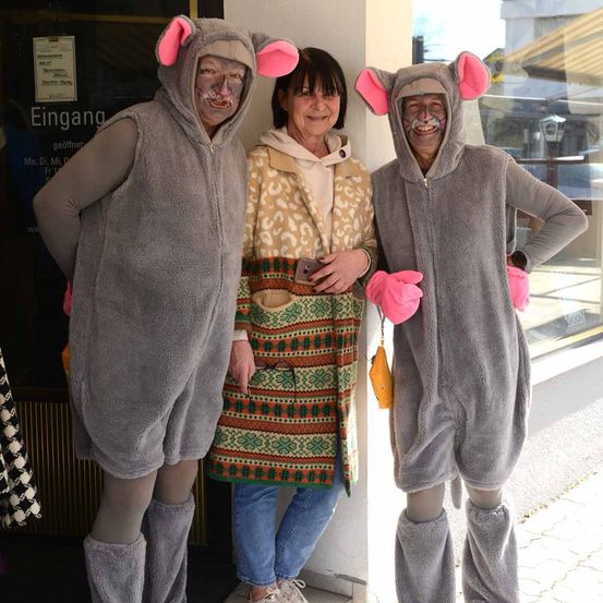 Bild enthält, Costume, Person, Pants, Face, Head, Portrait, Hoodie, Coat, Adult, Woman